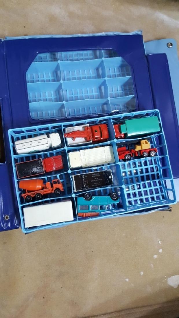 1968 Matchbox Deluxe Collector's Case & Cars (1 of 5)