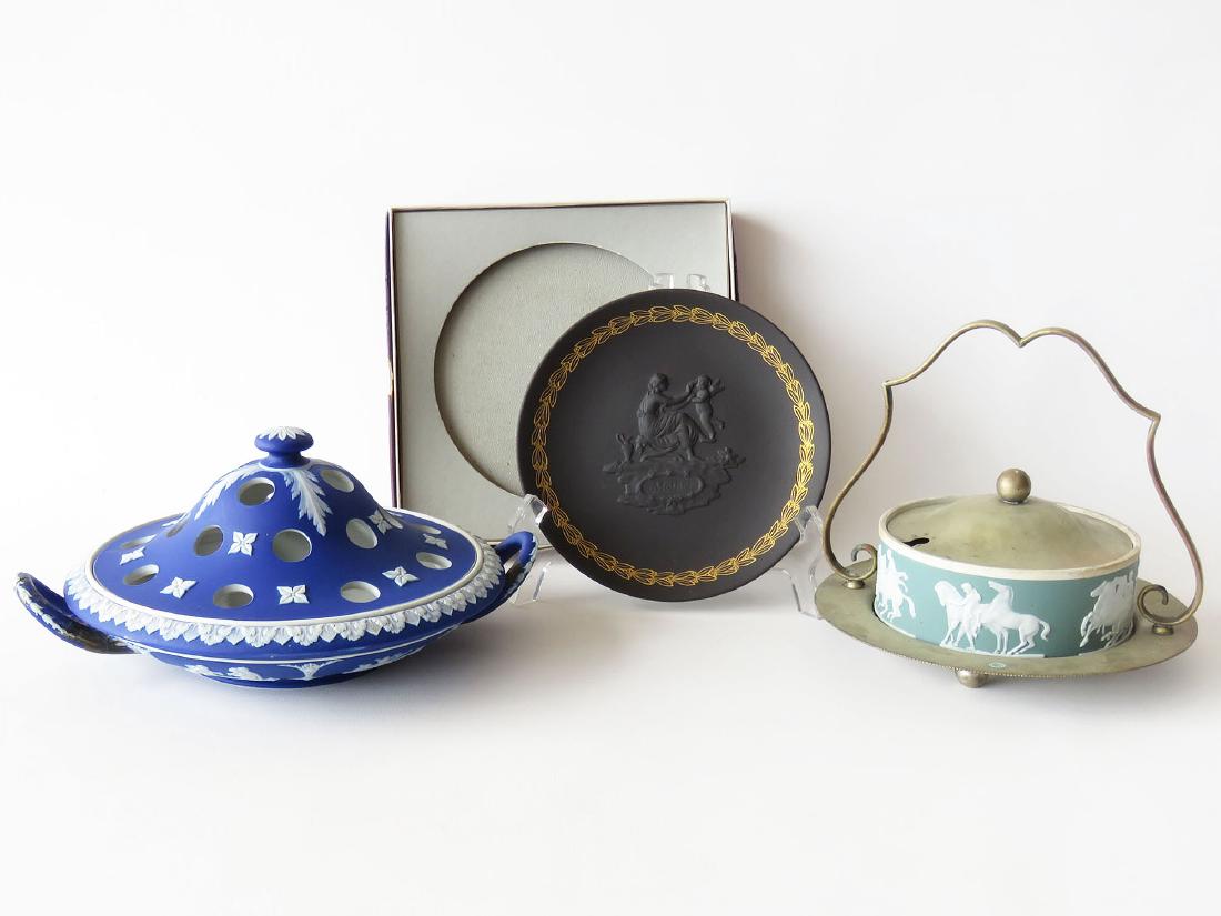 3 WEDGWOOD JASPERWARE INCL FLOWER FROG, PLATE (1 of 8)