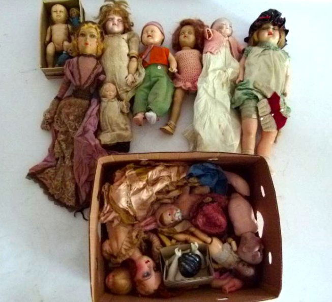 LOT ASSORTED VINTAGE DOLLS/CLOTHING (1 of 3)