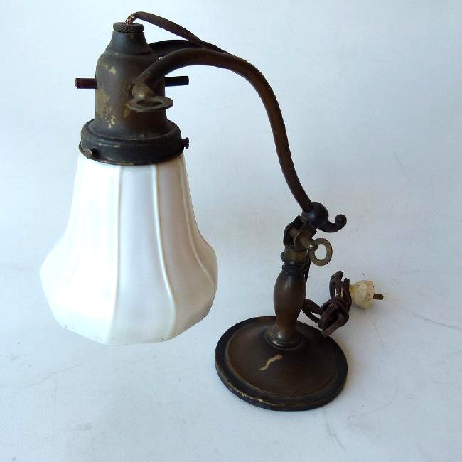 BRADLEY & HUBBARD STYLE BRASS DESK LAMP W/ STEUBEN: BRADLEY & HUBBARD STYLE BRASS DESK LAMP W/ STEUBEN SHADE C. 1930 H. 12"