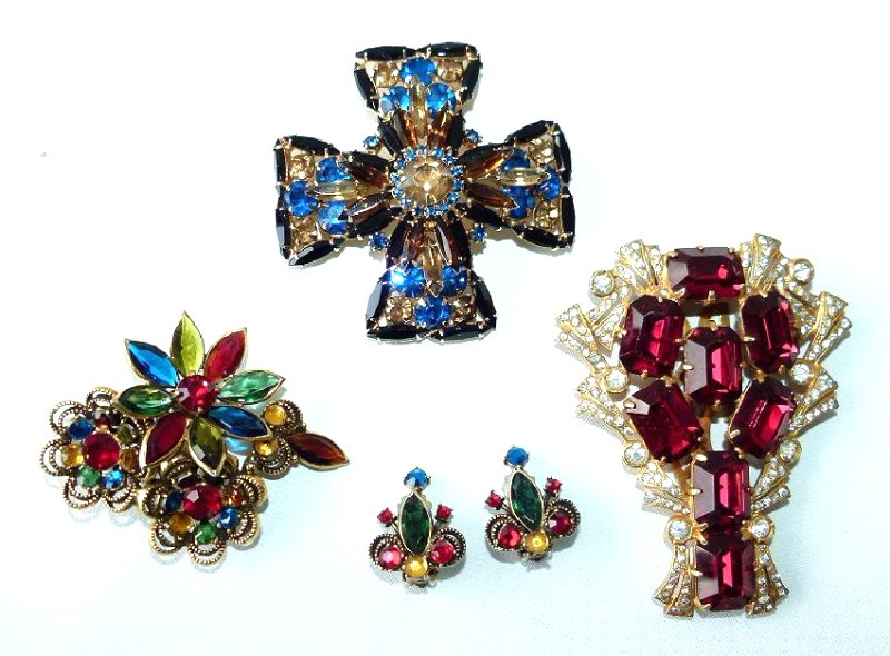 LOT (5) INCL. FUR CLIP/BROACHES/EARRINGS: LOT (5) INCL. FUR CLIP/BROACHES/EARRINGS,SIGNED HATTIE CARNEGIE 2 3/4" X 2 3/4", EISENBERG ORIGINAL 3 1/2" X 2 3/4", WEISS