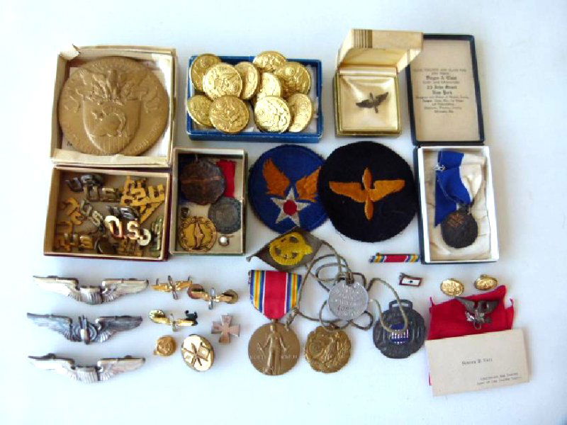LOT INCL. MILITARY PINS, BUTTONS, BADGES & PATCHES (1 of 8)