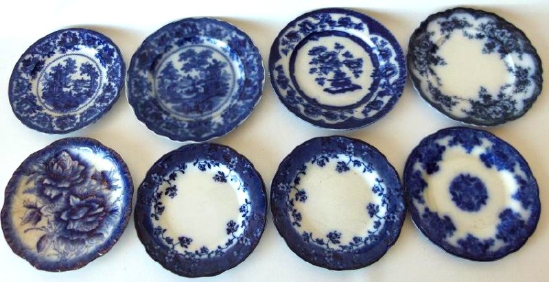 LOT (8) ASSORTED FLOW BLUE IRONSTONE DINNER/LUNCHEON: LOT (8) ASSORTED FLOW BLUE IRONSTONE DINNER/LUNCHEON PLATES, 19TH C., D. 9" - 10"