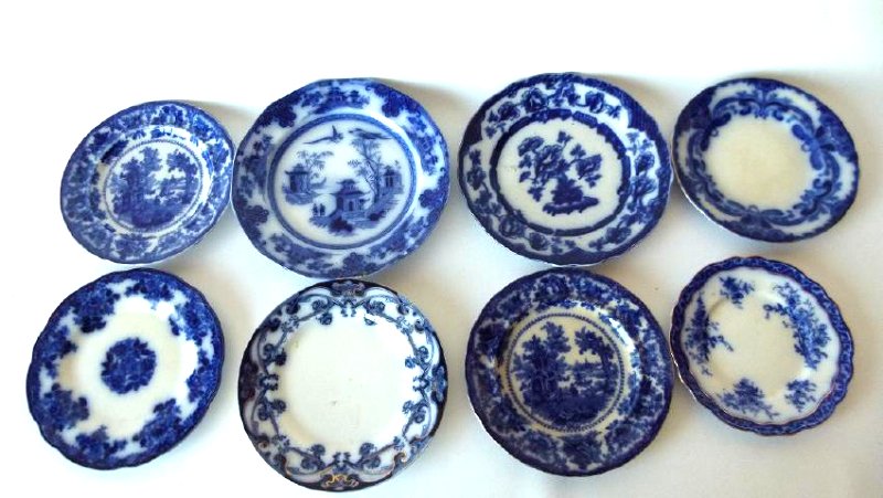 LOT (8) ASSORTED FLOW BLUE IRONSTONE DINNER/LUNCHEON: LOT (8) ASSORTED FLOW BLUE IRONSTONE DINNER/LUNCHEON PLATES, 19TH C.