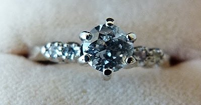 FINE ANTIQUE DIAMOND ENGAGEMENT RING C. 1930: FINE ANTIQUE DIAMOND ENGAGEMENT RING C. 1930 WEIGHT 1.3 DWT, SIZE 7 3/4 Has a small chip at 1:00 otherwise a clean bright white diamond