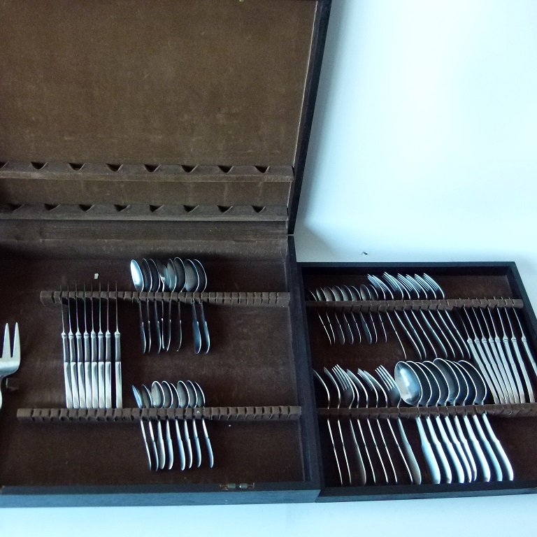 SET (8) GEORGE JENSEN STAINLESS FLATWARE C. 1960: SET (8) GEORGE JENSEN STAINLESS FLATWARE SERVICE W/CASE C. 1960