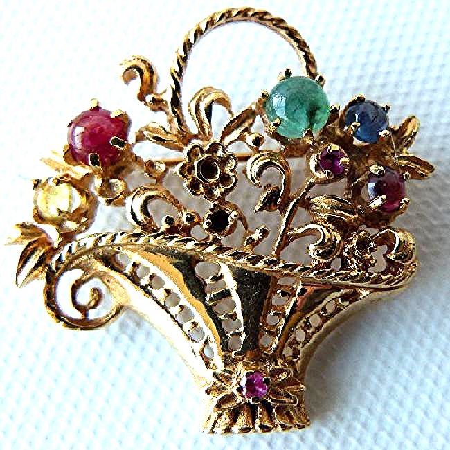 MODERN 14KT YW GOLD BASKET PIN W/ MULTI COLORED STONES: MODERN 14KT YELLOW GOLD BASKET PIN W/ MULTI COLORED STONES, C. 1950 WEIGHT 11.4 GRAMS, 1 1/4" X 1 1/4"