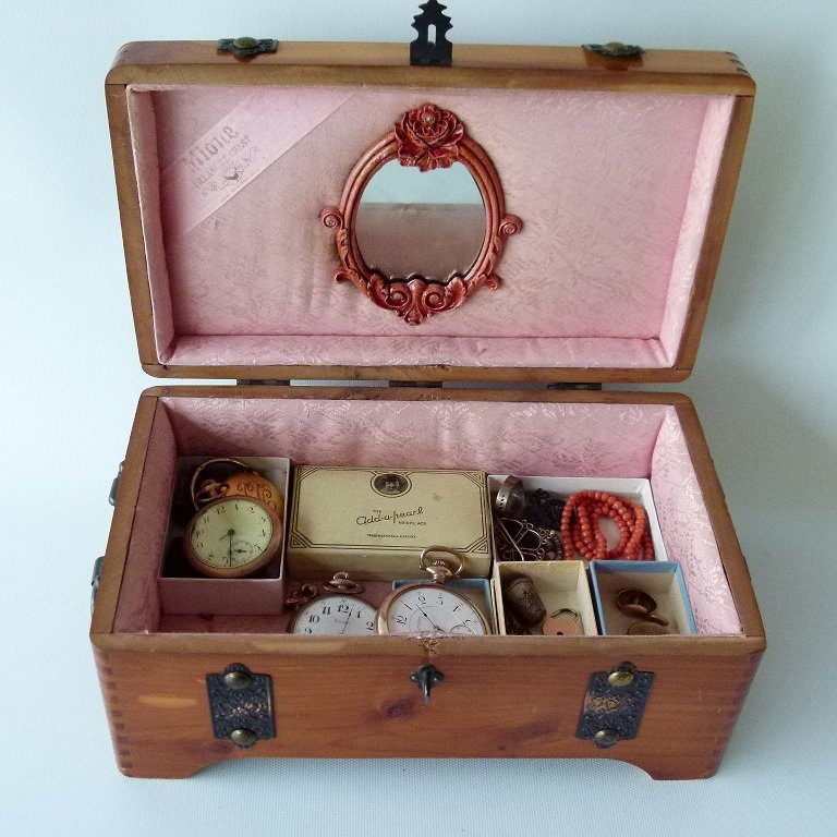 CEDAR JEWELRY BOX W/ASSORT. CONTENTS INCL. POCKET: CEDAR JEWELRY BOX W/ASSORT. CONTENTS INCL. POCKET WATCHES, LOCKETS, RING, THIMBLE & FINDINGS