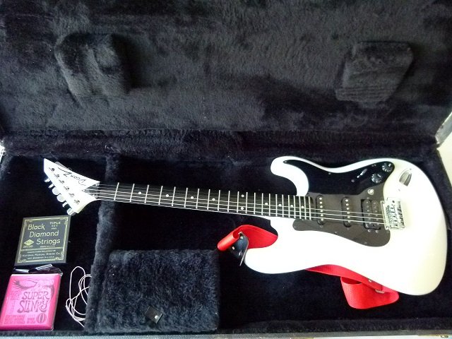 DEAN Z ELECTRIC GUITAR W/ORIG.HARD SHELL CASE C. 1980: DEAN Z ELECTRIC GUITAR W/ORIG.HARD SHELL CASE C. 1980 SERIAL # 8703111