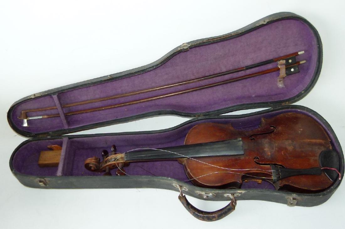 GERMAN VIOLIN W/ LABEL OF MATHIAS JOANNES: GERMAN VIOLIN W/ LABEL OF MATHIAS JOANNES MUNCHEN W/ 2 UNSIGNED BOWS, 19TH C.