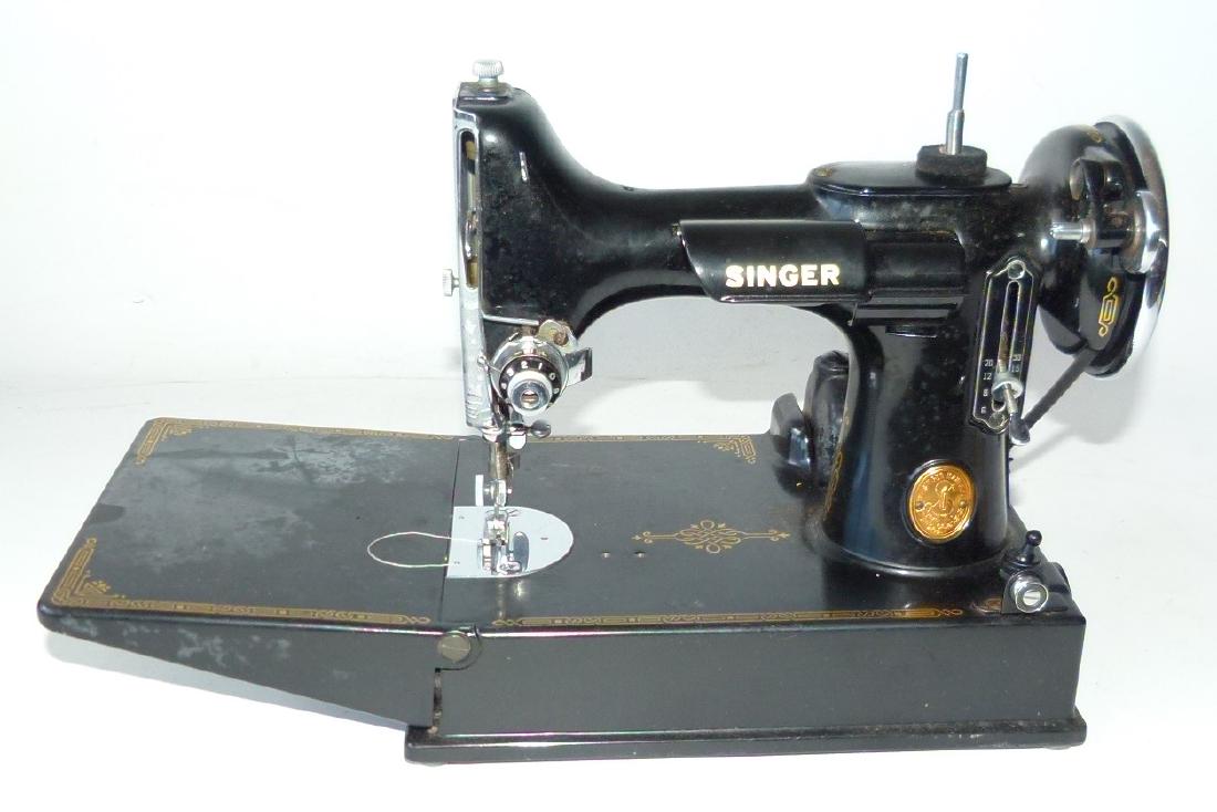 SINGER FEATHER LIGHT SEWING MACHINE (1 of 9)