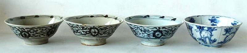4 CHINESE MING DYNASTY SWATOW BLUE/WHITE BOWLS: LOT (4) CHINESE MING DYNASTY SWATOW BLUE/WHITE PORCELAIN BOWLS, 16/17TH C. H. 2 1/2" D. 5 3/4" & 2 1/2" X 6 1/4"