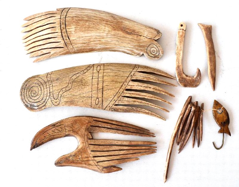 LOT ASSORT CARVED/INCISED WHALE BONE FISHING GEAR: LOT ASSORTED CARVED/INCISED WHALE BONE FISHING GEAR INCL. HOOKS, COMBS, ETC., 19/20TH C.