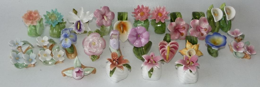 LOT (22) ENGLISH FLORAL PORCELAIN NAPKIN RINGS: LOT (22) ENGLISH FLORAL PORCELAIN NAPKIN RINGS, 20TH C. H. 2"