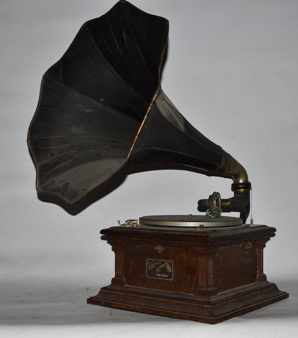 VICTOR PHONOGRAPH V-IIIA SER. #12122 W/ HORN (1 of 6)