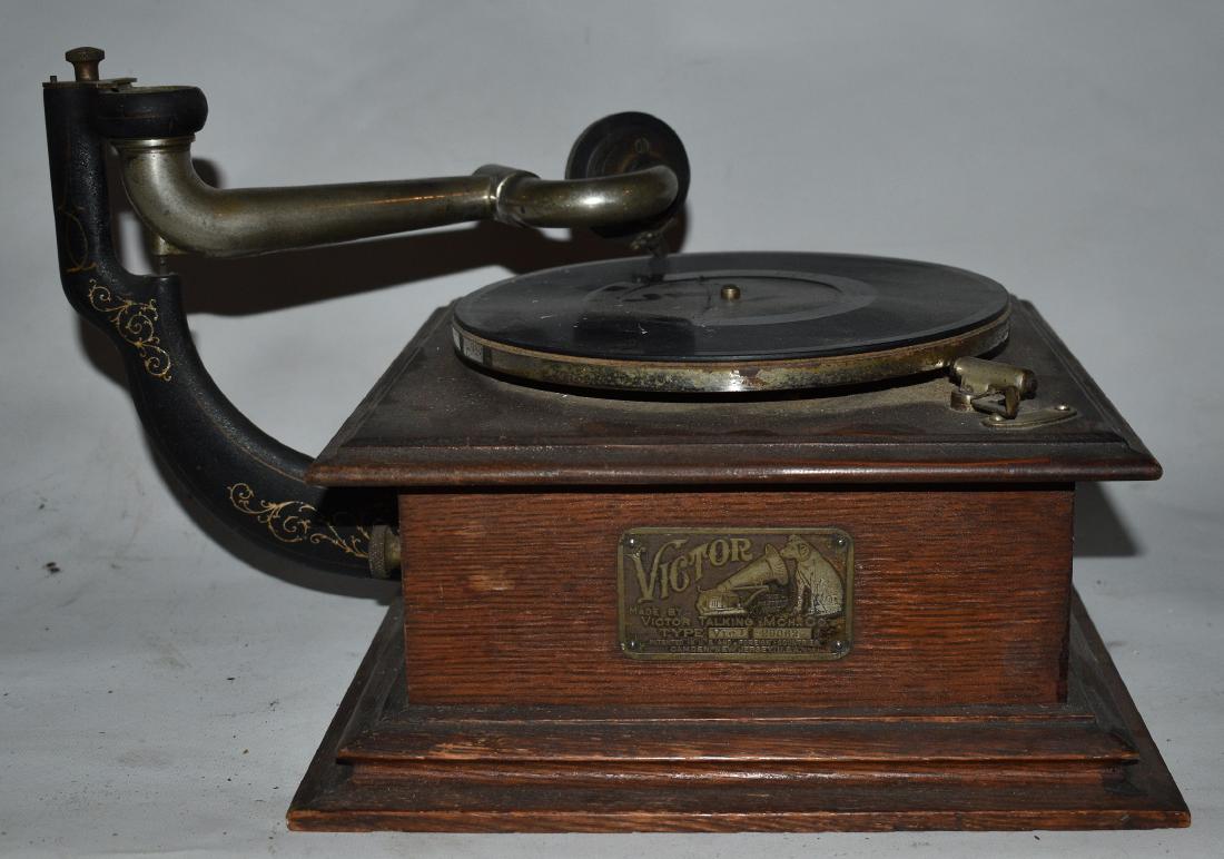VICTOR PHONOGRAPH VIC I SER.  W/ HORN (1 of 9)