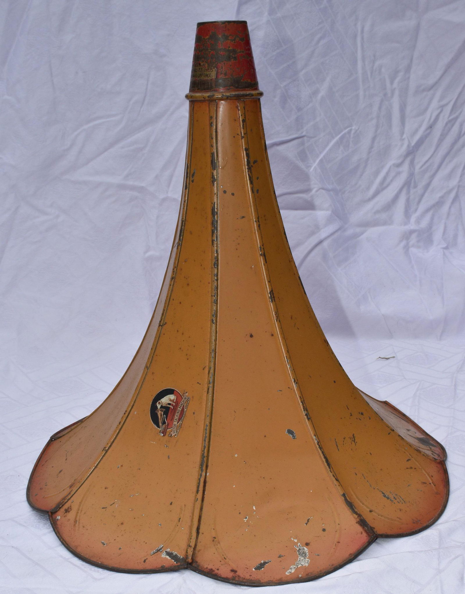 VICTOR BUTTERNUT/TIN PHONO HORN W/ DECAL (1 of 5)