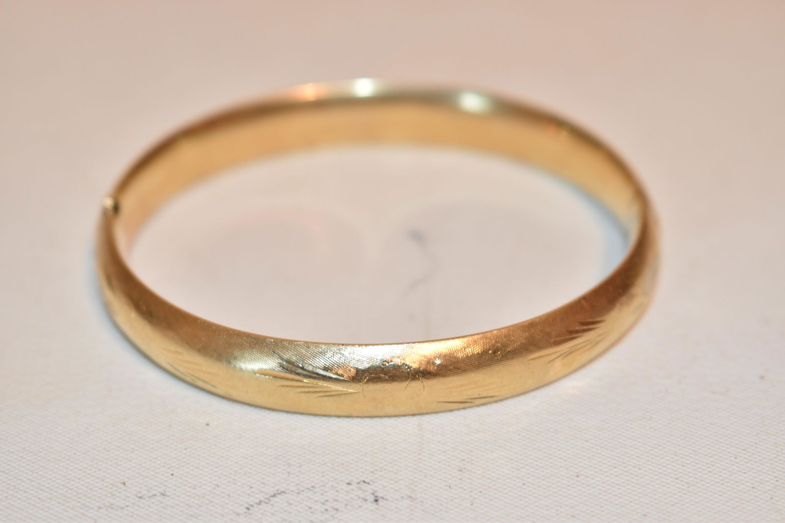 DECO 14KT YELLOW GOLD BANGLE BRACELET, C. 1940 (1 of 5)