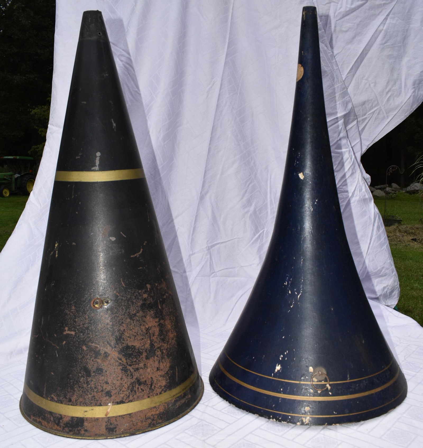 LOT (2) PHONO CONICAL METAL/FIBER HORNS (1 of 9)