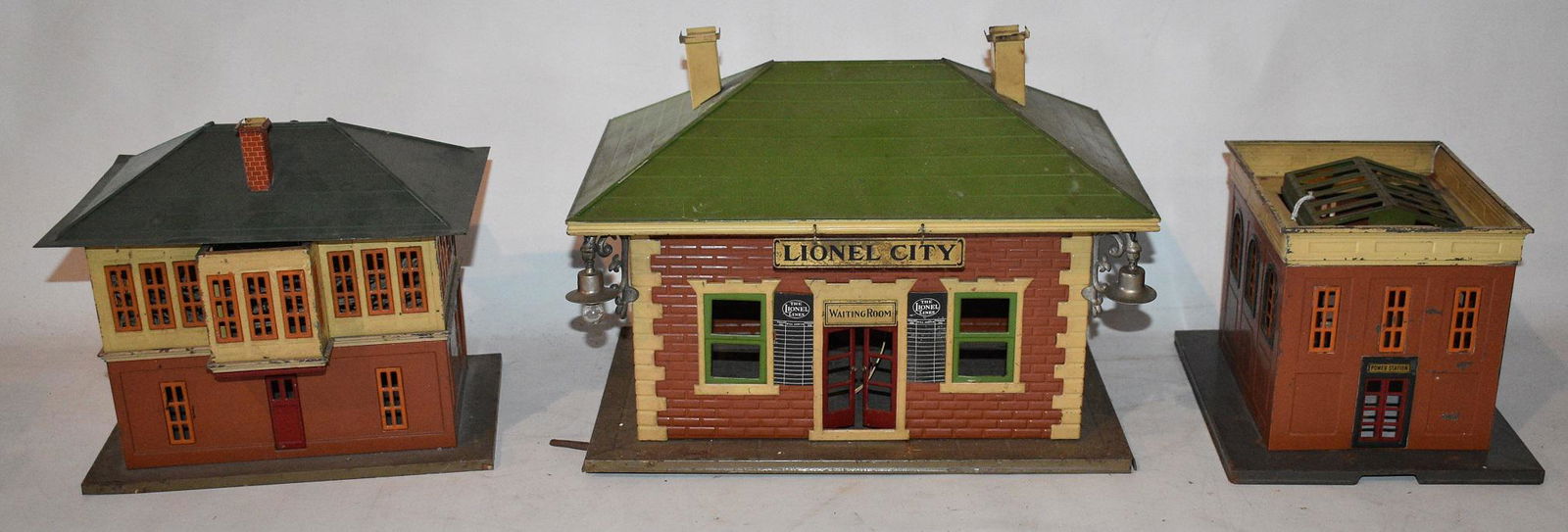 LOT (3) LIONEL TIN TRAIN STATIONS INCL. TRANSFER (1 of 10)
