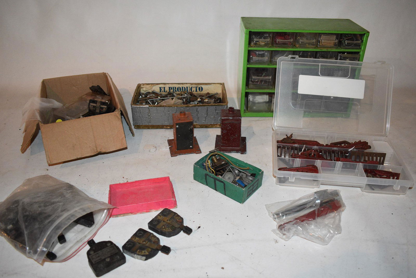 LOT ASSORTED LIONEL TRAIN PARTS/ACCESSORIES (1 of 9)
