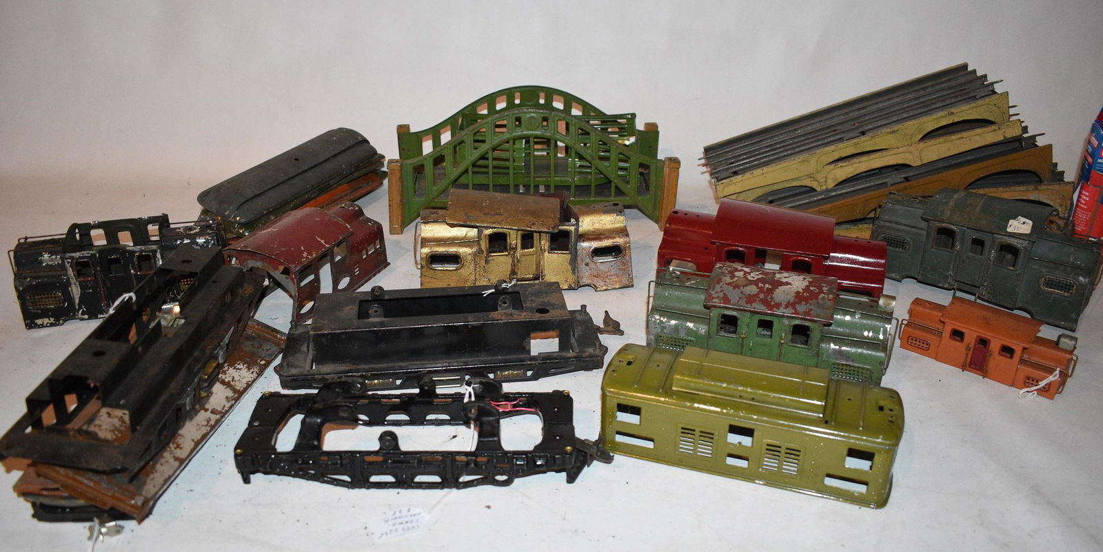 ASSORT. LIONEL/IVES LOCOMOTIVE COVERS/BRIDGES (1 of 9)