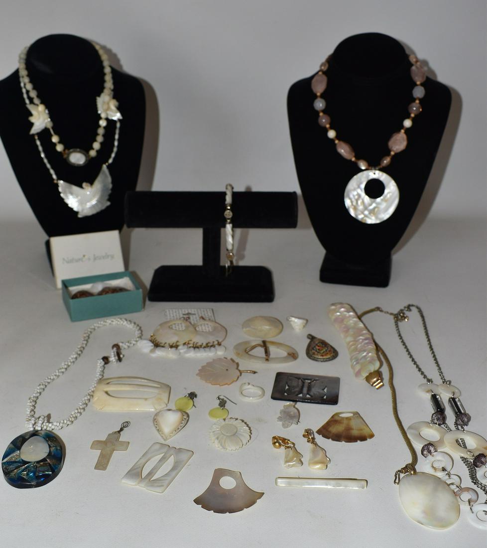 LOT ASST. CARVED SHELL JEWELRY INCL. ABALONE: LOT ASSORTED CARVED SHELL JEWELRY INCL. ABALONE, C. 1940/60 WEIGHT 16 OZ.