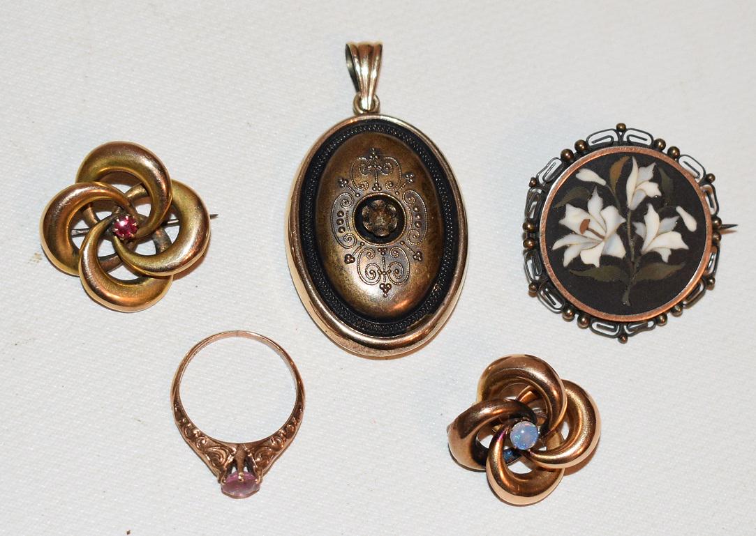 5 VICT. JEWELRY INCL. PIETRA-DURA BROACH, 19/20TH C.: LOT (5) VICTORIAN JEWELRY INCL. PIETRA-DURA BROACH, (2) 14KT. BOW KNOTS W/ RUBY/ OPAL, 12KT. GOLD HAIR LOCKET, 10KT. ROSE GOLD RING SIZE 6, 19/20TH C., GOLD WEIGHT 17.8 GRAMS