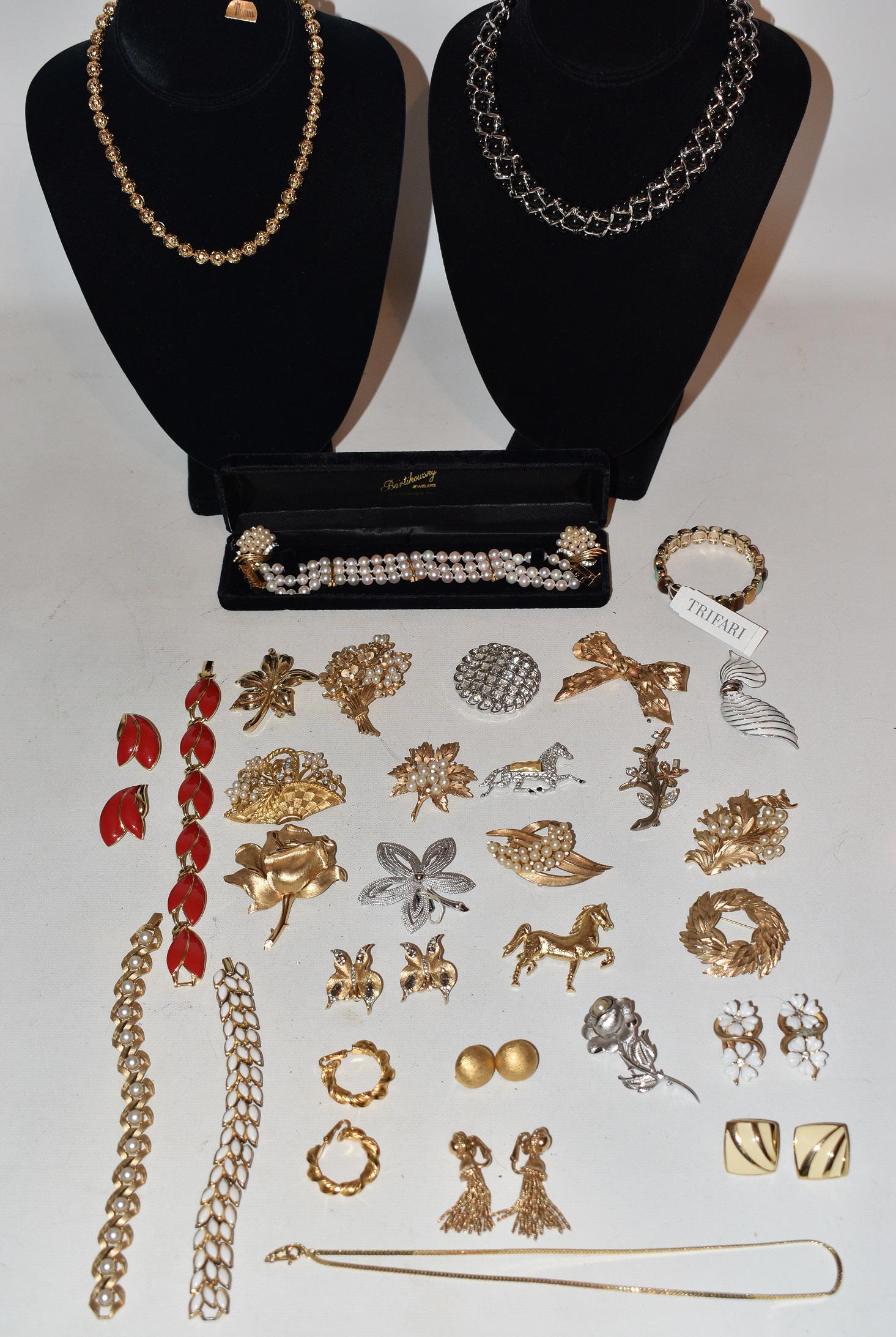 VINT./CONT. TRIFARI COSTUME JEWELRY, C. 1950/90: LARGE LOT ASSORTED VINTAGE/CONTEMPORARY TRIFARI COSTUME JEWELRY, C. 1950/90