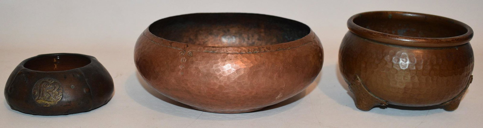 ARTS/CRAFTS ROYCRAFT, STICKLEY COPPER W/ CLEWELL: LOT (3) ASSORTED ARTS/CRAFTS ROYCRAFT, STICKLEY COPPER W/ CLEWELL COPPER CLAD BOWL, C. 1905/15