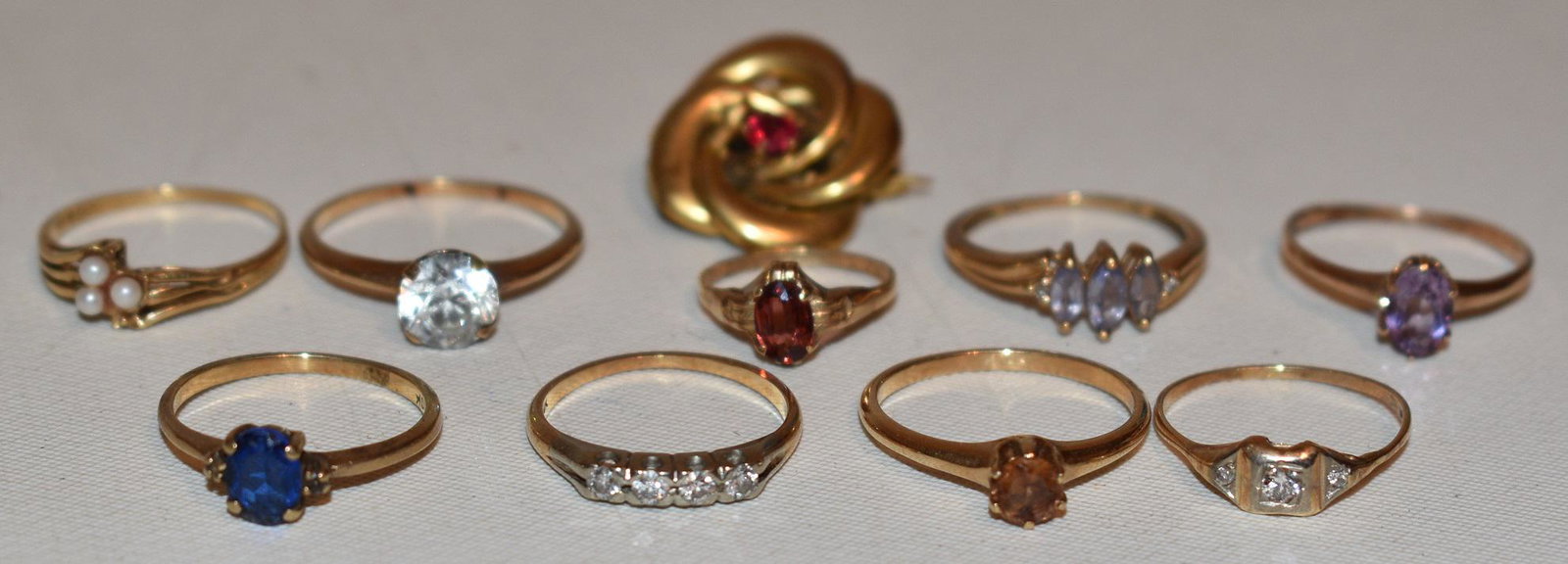 10 ART DECO 10/14 KT. GOLD RINGS/BROACH, C. 1940/50: LOT (10) ART DECO/MODERN 10/14 KT. YELLOW GOLD RINGS/BROACH, C. 1940/50 TW. 15 GRAMS