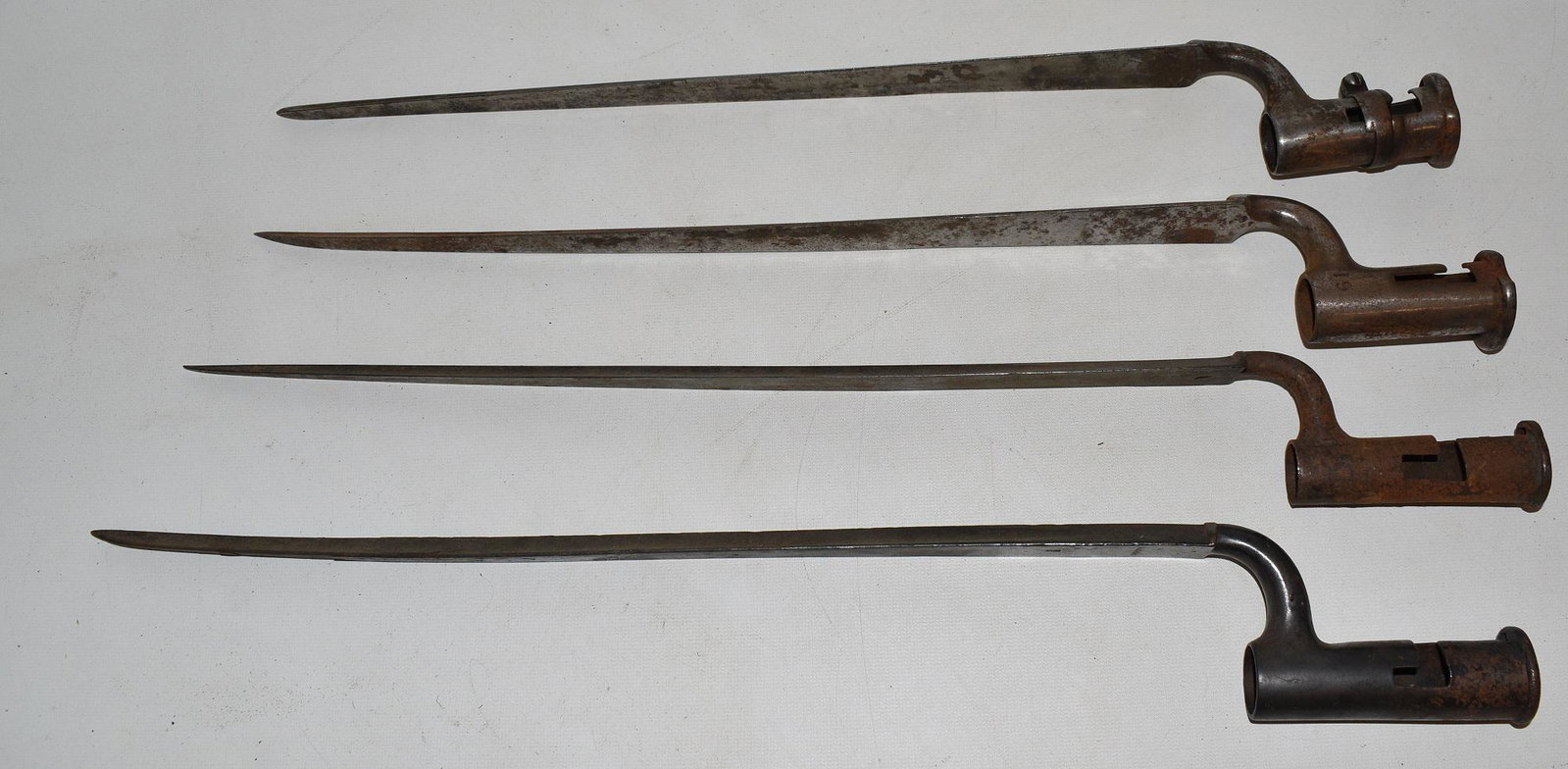 LOT (4) ENGLISH BAYONETS, 19TH C.: LOT (4) ENGLISH BAYONETS, 19TH C. L. LARGEST 21 1/2"