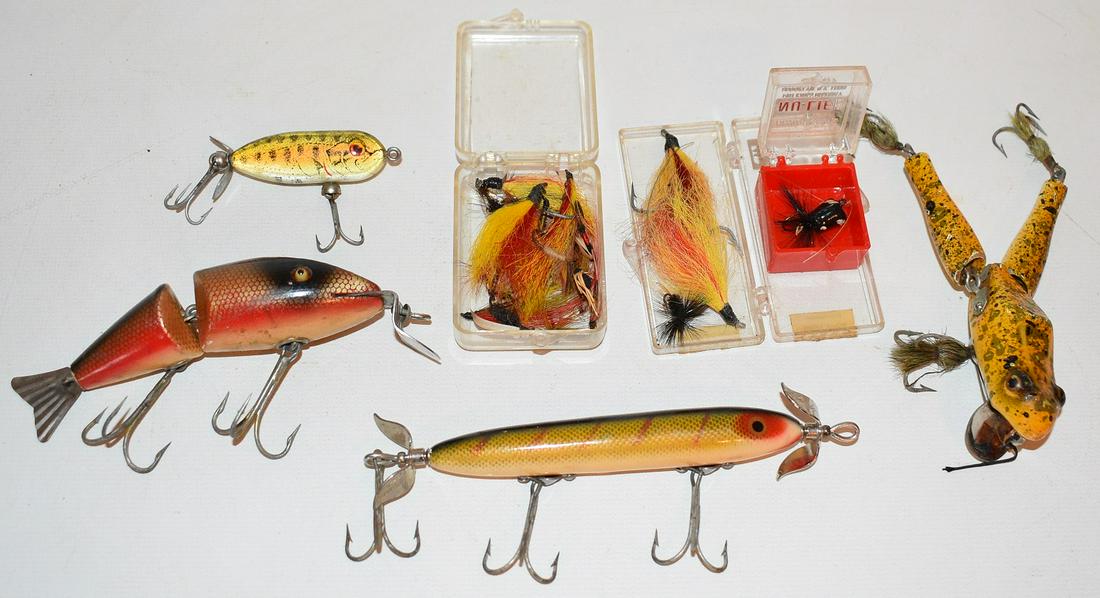 VINT. FISHING LURES INCL. PAW PAW FROG, HEDDON TORPEDO: LOT ASSORT. VINTAGE FISHING LURES INCL. PAW PAW FROG, HEDDON TORPEDO, CREEK CHUB WIGGLE TAIL, ETC.