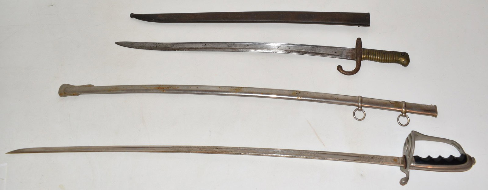MODEL 1902 DEFENDER SWORD & FR. ST. ETIENNE BAYONET: LOT (2) MODEL 1902 DEFENDER PARADE SWORD & FRENCH ST. ETIENNE BAYONET, C. 1950 L. 38" & 28"