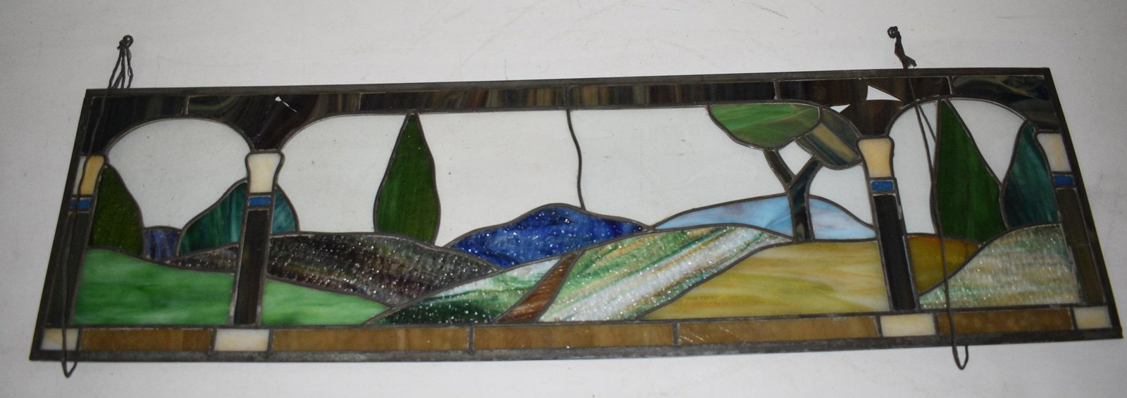 NICKELODIAN/PLAYER PIANO STAINED GLASS PANEL: NICKELODIAN/PLAYER PIANO STAINED GLASS PANEL, 19/20TH C. H. 11" L. 39"