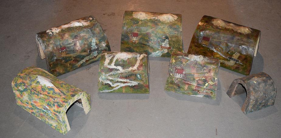LOT (8) LIONEL TIN/PAPER MACHE TRAIN TUNNELS (1 of 8)