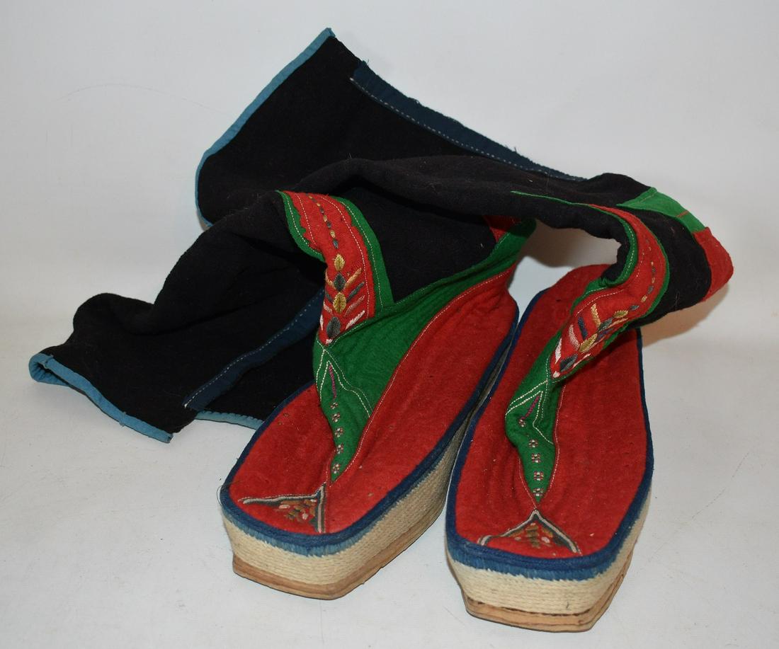 PR. TIBETAN LEATHER & FELT STITCHED BOOTS, C. 1930/40: PR. TIBETAN LEATHER & FELT STITCHED BOOTS, C. 1930/40 (NOTARIZED DOCUMENT FROM THE ESTATE OF ILYA TOLSTOY)