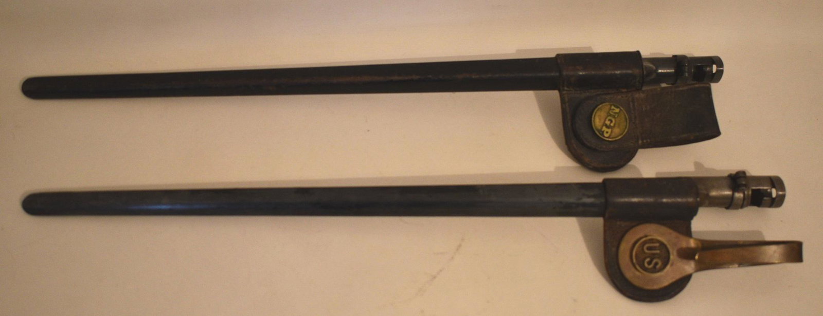 LOT (2) SPANISH AMERICAN WAR BAYONET/SCABBARD, 19TH C.: LOT (2) SPANISH AMERICAN WAR BAYONET/SCABBARD, 19TH C.