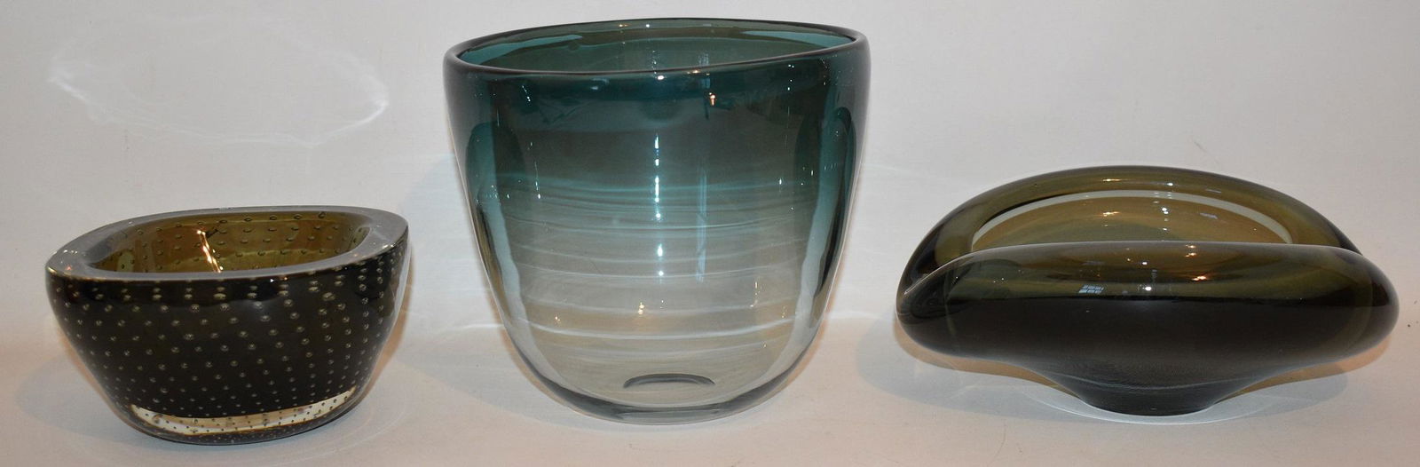 LOT (3) MID-CENTURY MODERN ART GLASS INCL. HOLMEGAARD: LOT (3) MID-CENTURY MODERN ART GLASS INCL. HOLMEGAARD ARTIST SIGNED, SIGNED ILLEDG., C. 1960, TALLEST H. 6"