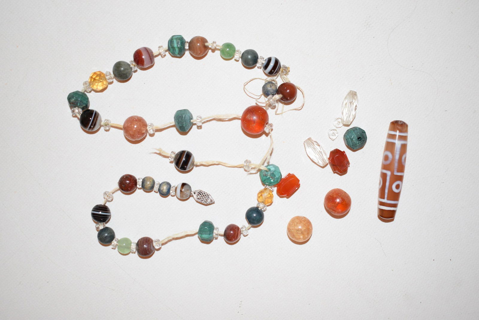 ART DECO AGATE NECKLACE W/ DZI BEAD, 19/20TH C. (1 of 5)