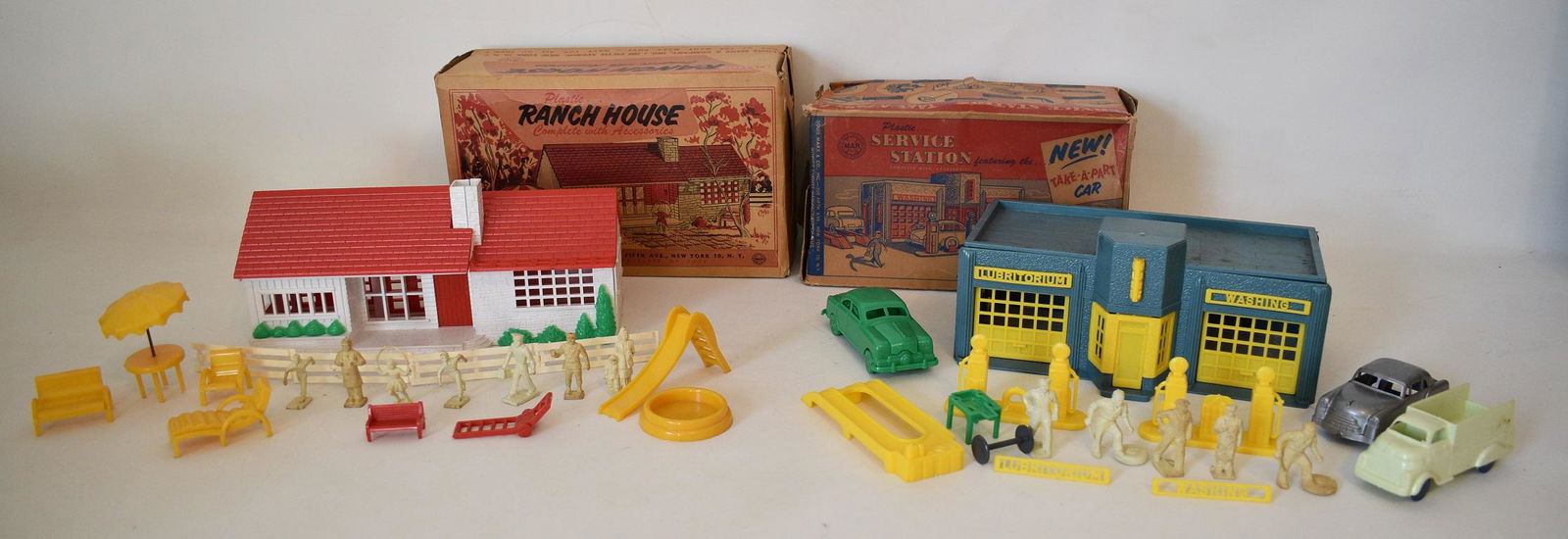 LOUIS MARX SERVICE STATION/RANCH HOUSE PLASTIC MODELS (1 of 17)
