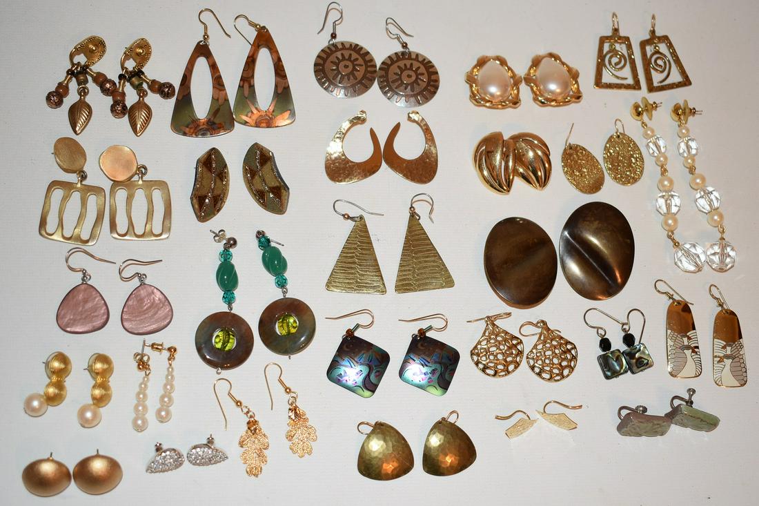 LARGE LOT ASSORTED COSTUME JEWELRY "EARRINGS", C. (1 of 16)
