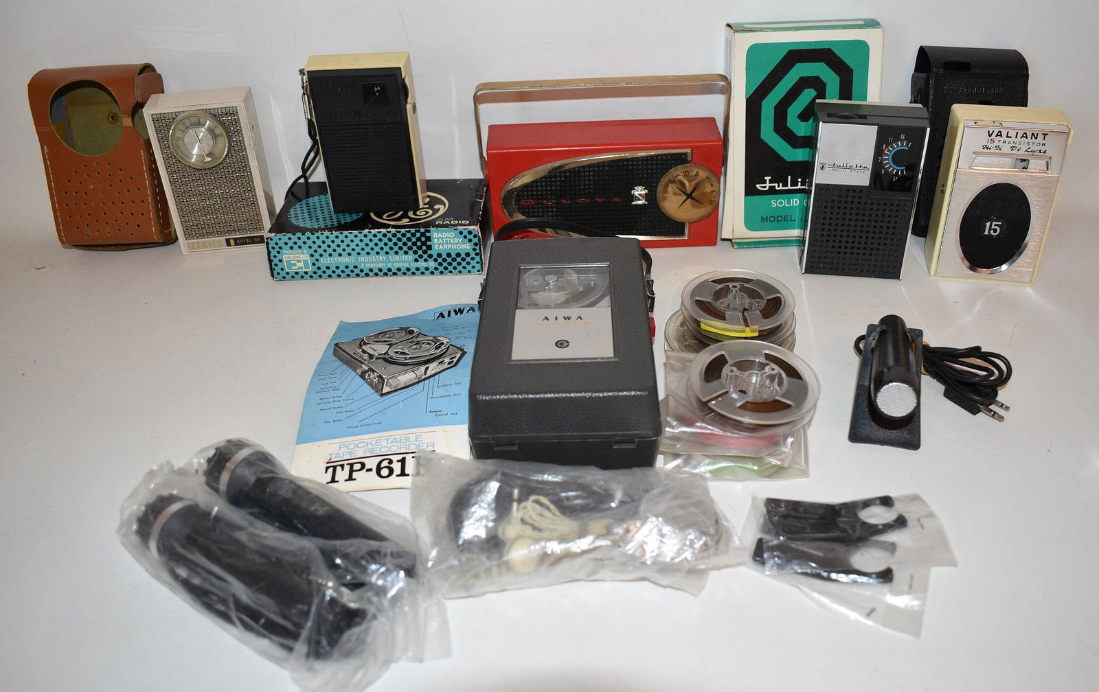 6 VINTAGE TRANSISTOR RADIOS INCL. ZENITH, BULOVA, ETC. (1 of 15)