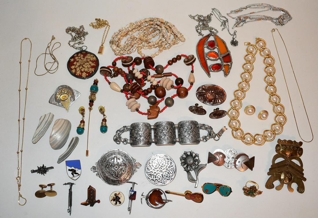 LARGE LOT ASSORTED COSTUME JEWELRY PENDANTS/BROACHES (1 of 19)
