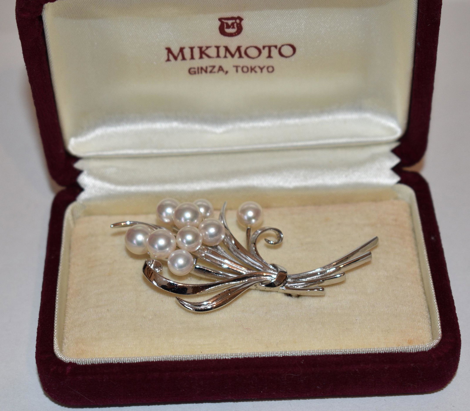 CONTEMPORARY MIKIMOTO PEARL/STERLING BROACH, 20TH C.: CONTEMPORARY MIKIMOTO PEARL/STERLING BROACH, 20TH C., L. 2 1/2"