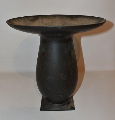 JAPANESE IKIBONA BRONZE USUBATA VASE (ARCHAIC BRONZE): JAPANESE IKIBONA BRONZE USUBATA VASE (ARCHAIC BRONZE FORM) MEIJI/EDO PERIOD, H. 8 1/2" D. 12"