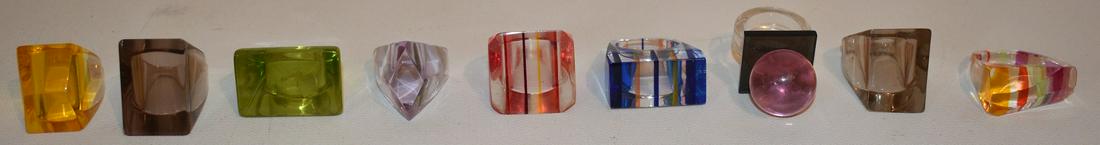 BAG LOT LUCITE RINGS, C. 1960/70 SIZES 5 TO 7: BAG LOT LUCITE RINGS, C. 1960/70 SIZES 5 TO 7
