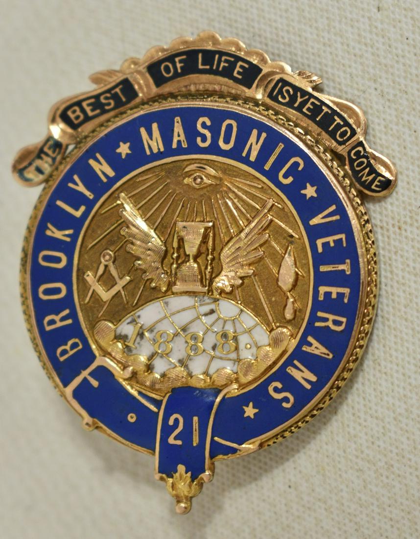 BROOKLYN MASONIC VETERANS 14KT YW GOLD/ENAMELED PIN: BROOKLYN MASONIC VETERANS 14KT YELLOW GOLD/ENAMELED 21 YEAR PIN (NAMED ED REITER) 19/20TH C., W. 5.2 DWT
