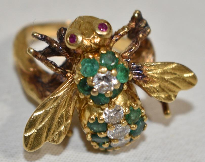 RARE 18 KT. YELLOW GOLD/DIAMOND/EMERALD & RUBY BUMBLE: RARE 18 KT. YELLOW GOLD/DIAMOND/EMERALD & RUBY BUMBLE BEE COCKTAIL RING, C. 1950/60, W. 13.1 dwt., SIZE 9 1/2