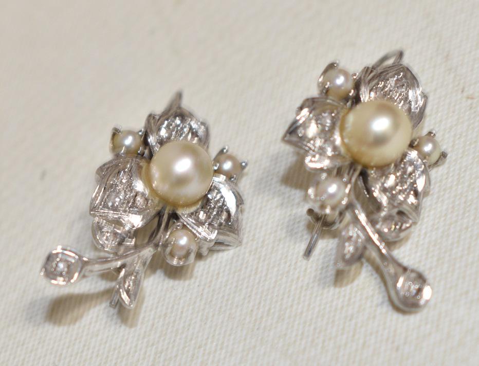 PAIR EDWARDIAN 14KT WHITE GOLD DIAMOND/PEARL EARRINGS: PAIR EDWARDIAN 14KT WHITE GOLD DIAMOND/PEARL EARRINGS, C. 1940/50, W. 3.7 DWT
